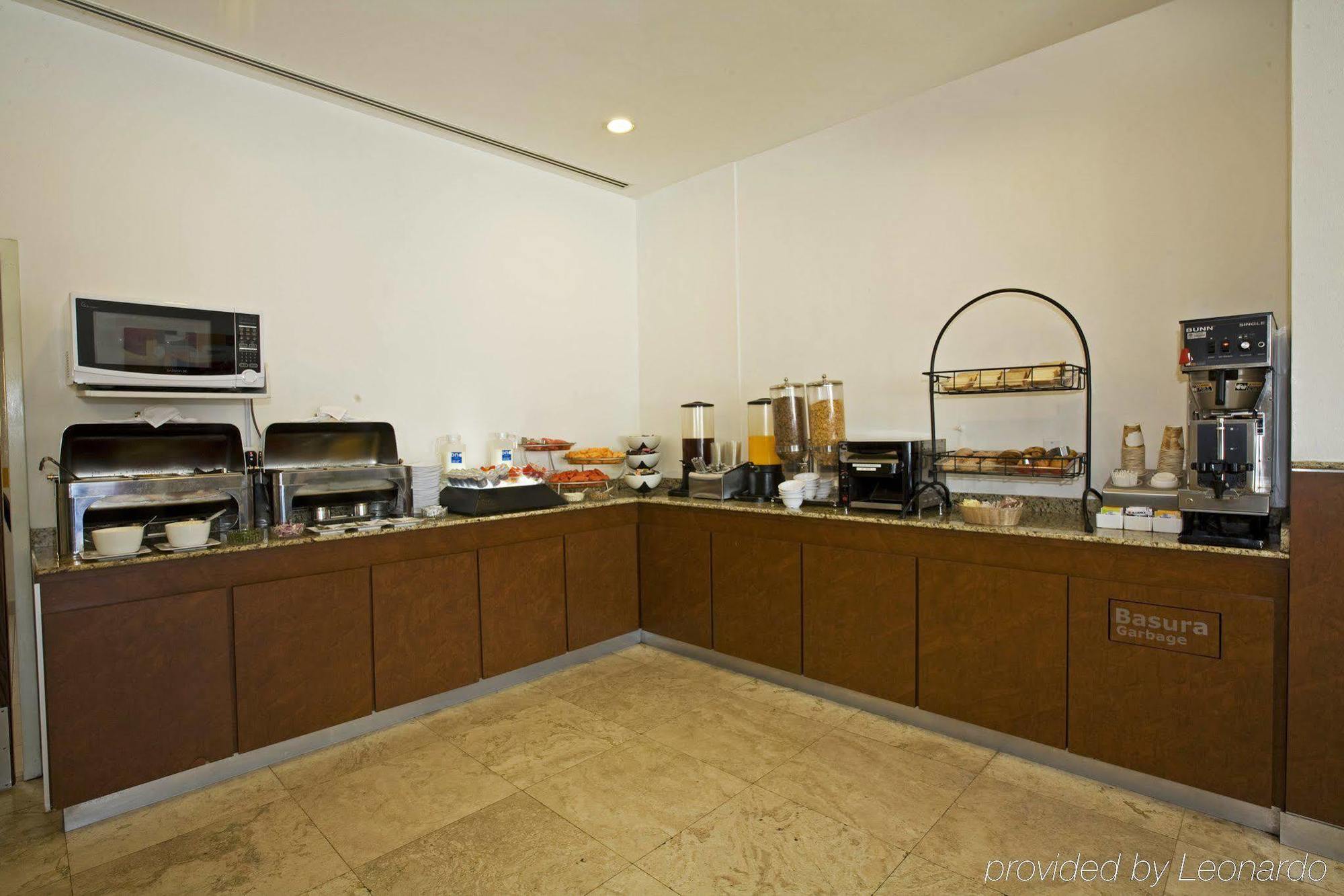 One Queretaro Plaza Galerias Hotel Restaurant photo
