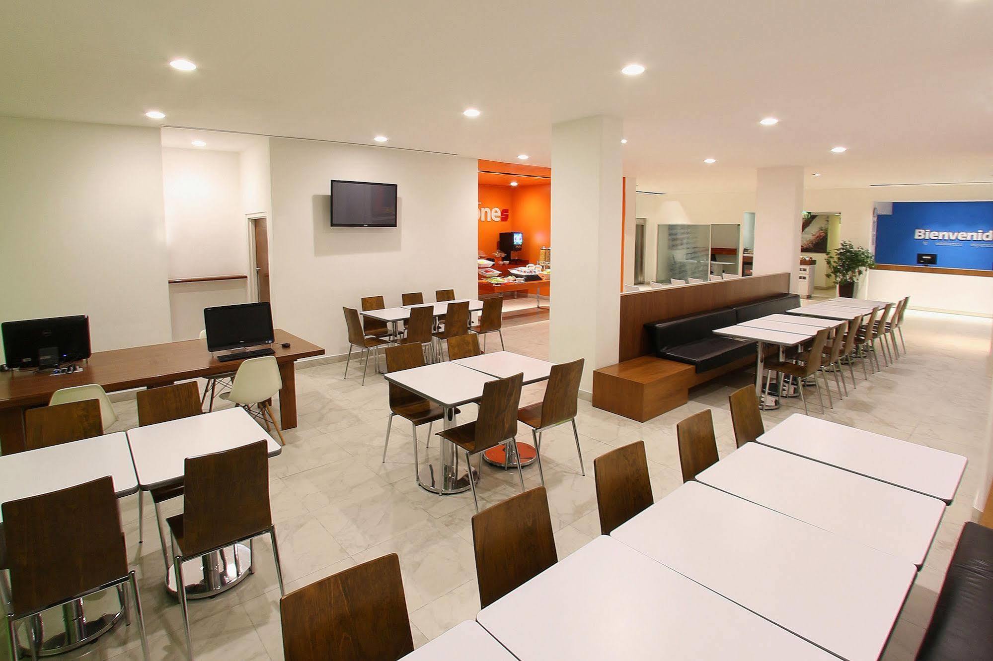 One Queretaro Plaza Galerias Hotel Exterior photo